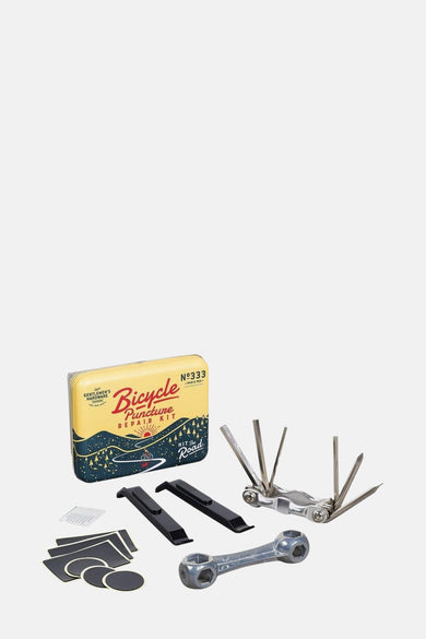Multicolor fietsreparatieset van Gentlemen's Hardware, met gereedschap en plakmateriaal op een witte achtergrond.