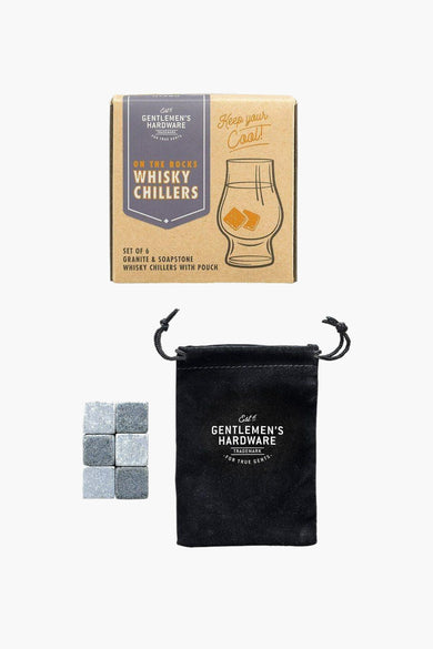 Multicolor whisky chillers van Gentlemen's Hardware, met zes grijze stenen en een zwart stoffen zakje.
