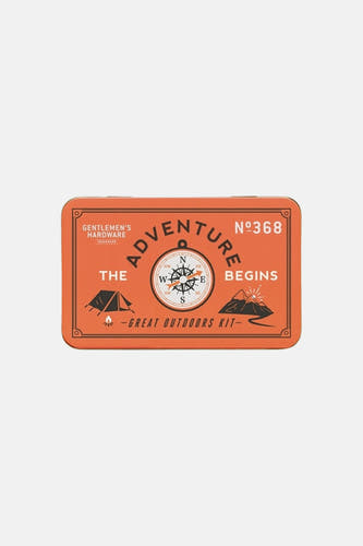 Bruine rechthoekige metalen doos van Gentlemen's Hardware met kompas, tent en bergmotief, "The Adventure Begins" tekst, front view