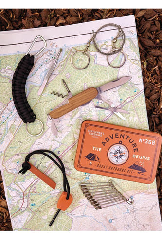 Bruine heren accessoire set van Gentlemen's Hardware, met multi-tool, kompas, touw en sleutelhanger op kaart, outdoor stijl