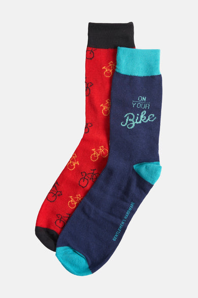 Veelkleurige cadeausokken van Gentlemen's Hardware, met rode sok met fietsmotief en blauwe sok met tekst "On Your Bike".