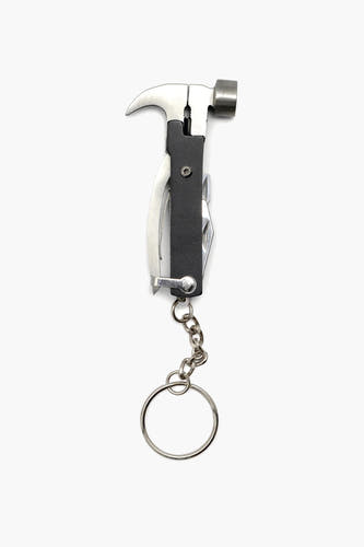 Multifunctioneel gereedschap van Gentlemen's Hardware met een hamer, messen, schroevendraaiers en een sleutelhanger, op een witte achtergrond.