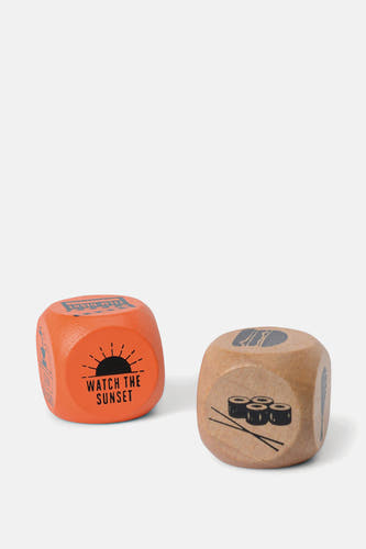 Houten dobbelstenen set van Gentlemen's Hardware met "watch the sunset" en sushi afbeeldingen.