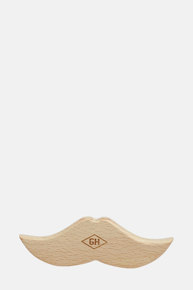 Multikleurig cadeau van Gentlemen's Hardware, in de vorm van een houten snor met logo.
