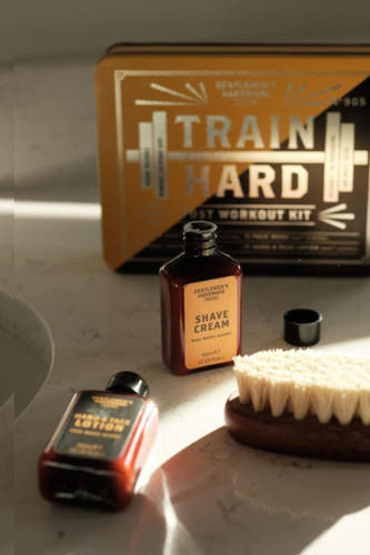 Cadeau multicolore de Gentlemen's Hardware, avec un rasoir et des produits d'entretien dans des bouteilles brunes.
