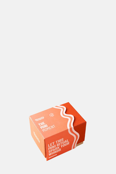Multicolour geschenk van WONDR Care met een witte golvende lijn over het oppervlak.