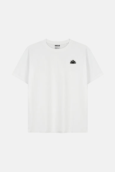 T-shirt blanc à manches courtes de BASELAB, avec un petit logo noir sur la poitrine.