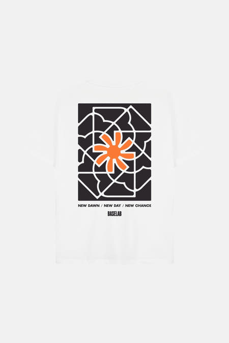 Wit T-shirt met korte mouwen van BASELAB, met grafische print op de rug met een oranje bloemmotief.