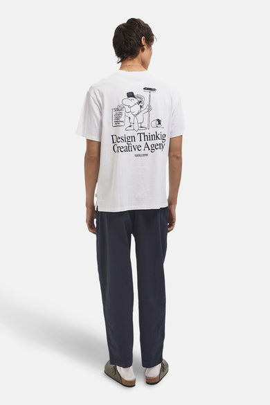 T-shirt blanc à manches courtes de POMPEII, avec un dessin sur le dos et un pantalon bleu marine.