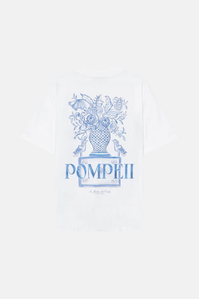 T-shirt blanc à manches courtes de POMPEII, avec imprimé de fleurs bleues et nom de marque.