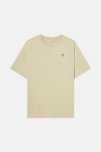 T-shirt beige à manches courtes de POMPEII, avec un petit logo sur la poitrine.