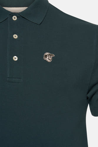 Groene polo met korte mouwen van POMPEII, met drie knopen en een klein logo op de borst.
