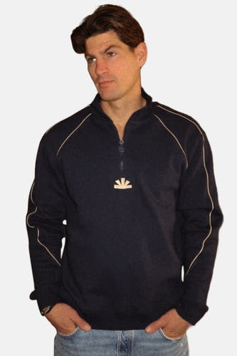 Blauwe sweater van BASELAB met een korte rits en logo detail, gedragen met een spijkerbroek.