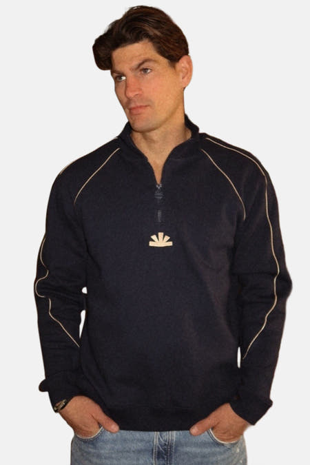 Pull-over bleu de BASELAB, avec un col montant et une patte contrastante sur les manches, vu par derrière.