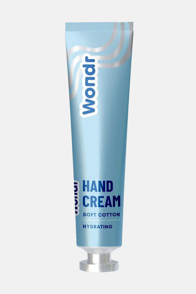 Crème pour les mains bleu clair de WONDR CARE avec une décoration blanche et ondulante et le texte "SOFT COTTON HYDRATING".
