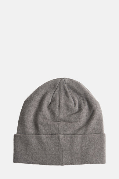 Chapeau gris de Lyle & Scott, texture lisse tissée.