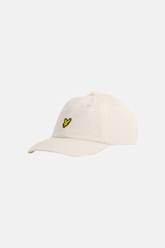 Ecru pet van Lyle & Scott met geel logo aan de voorkant, in een zijdelings perspectief.
