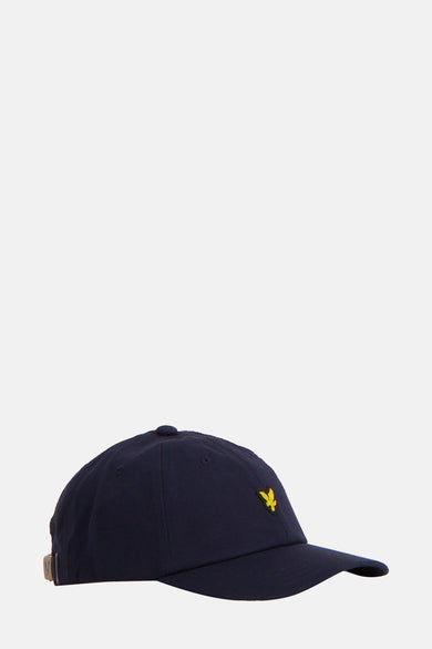 Blauwe pet van Lyle & Scott met gele logo-applicatie op de voorkant, zijaanzicht.
