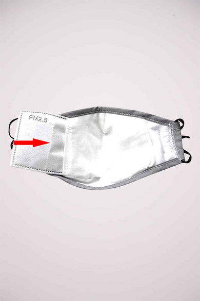 Witte filter voor mondmasker van HAILYS, met PM2.5 label en zwarte elastieken, plat op witte achtergrond