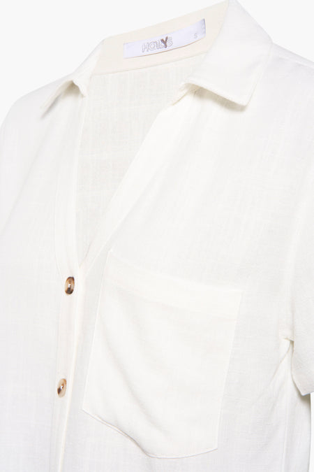 Beige korte mouwen overhemd van HAILYS met zak en knopen, lichte textuur, close-up voorzijde