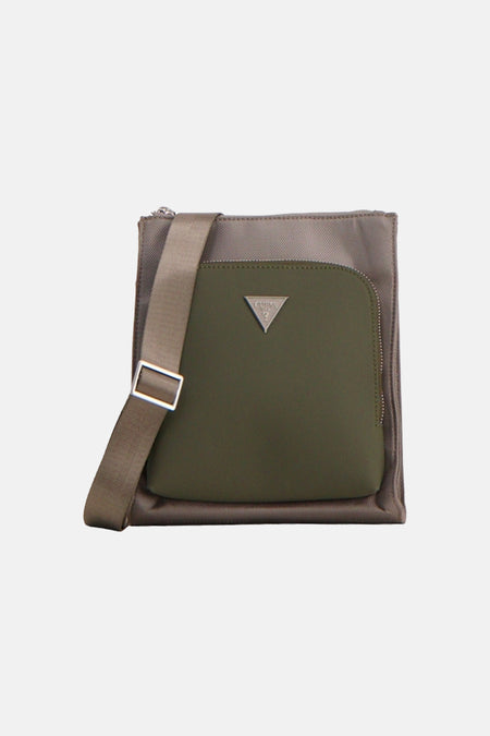 Groene schoudertas van Guess met zilverkleurige hardware en verstelbare schouderband.
