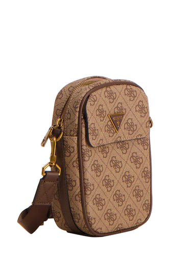 Bruine schoudertas van Guess met logo-patroon en bruine accenten, gezien vanuit een schuin perspectief.
