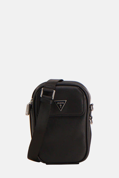 Zwarte schoudertas van Guess, met een verstelbare schouderband en zilverkleurige details.