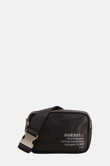Zwarte schoudertas van Guess, met zilverkleurige gesp en logo-opdruk.
