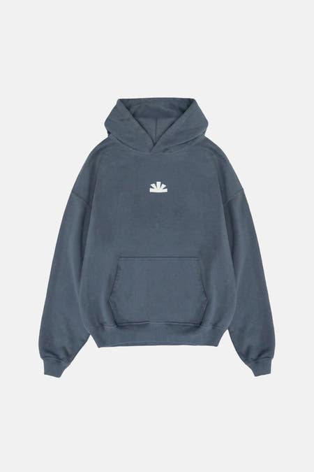 Blauwe sweater met kap van BASELAB, met wit logo op de borst en een buidelzak.