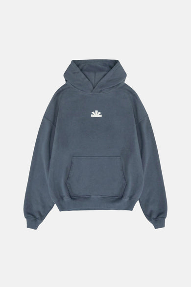 Pull à capuche bleu de la marque BASELAB, orné d'une image de montagne et de soleil dans le dos.