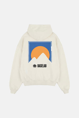 Witte sweater met kap van BASELAB, met een blauwe print van een berg en de zon op de rug.