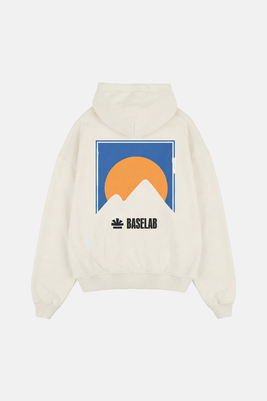 Witte sweater met kap van BASELAB, met een blauwe print van een berg en de zon op de rug.