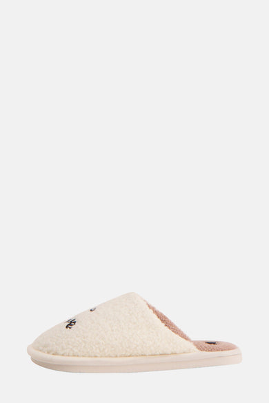 Ecru pantoffel van FISURA, met wollige textuur en bruine accenten.