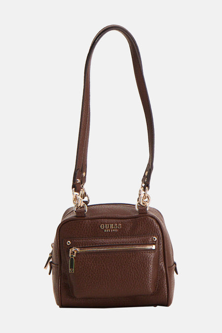 Bruine schoudertas van Guess met generfde textuur, goudkleurige ritsen, voorvak en het Guess-logo.