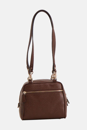 Bruine schoudertas van Guess met gestructureerd materiaal, gouden ritsen en lange hengsels.