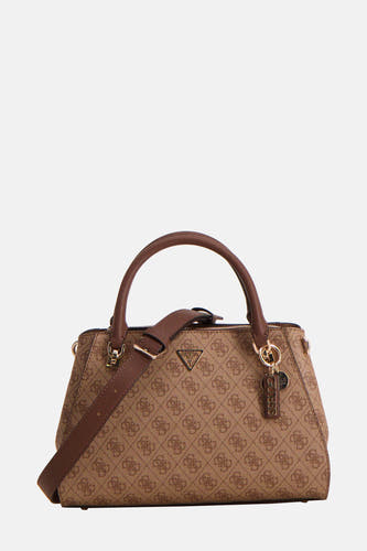 Bruine handtas van Guess met monogrampatroon, een schouderband en een gouden bedel.
