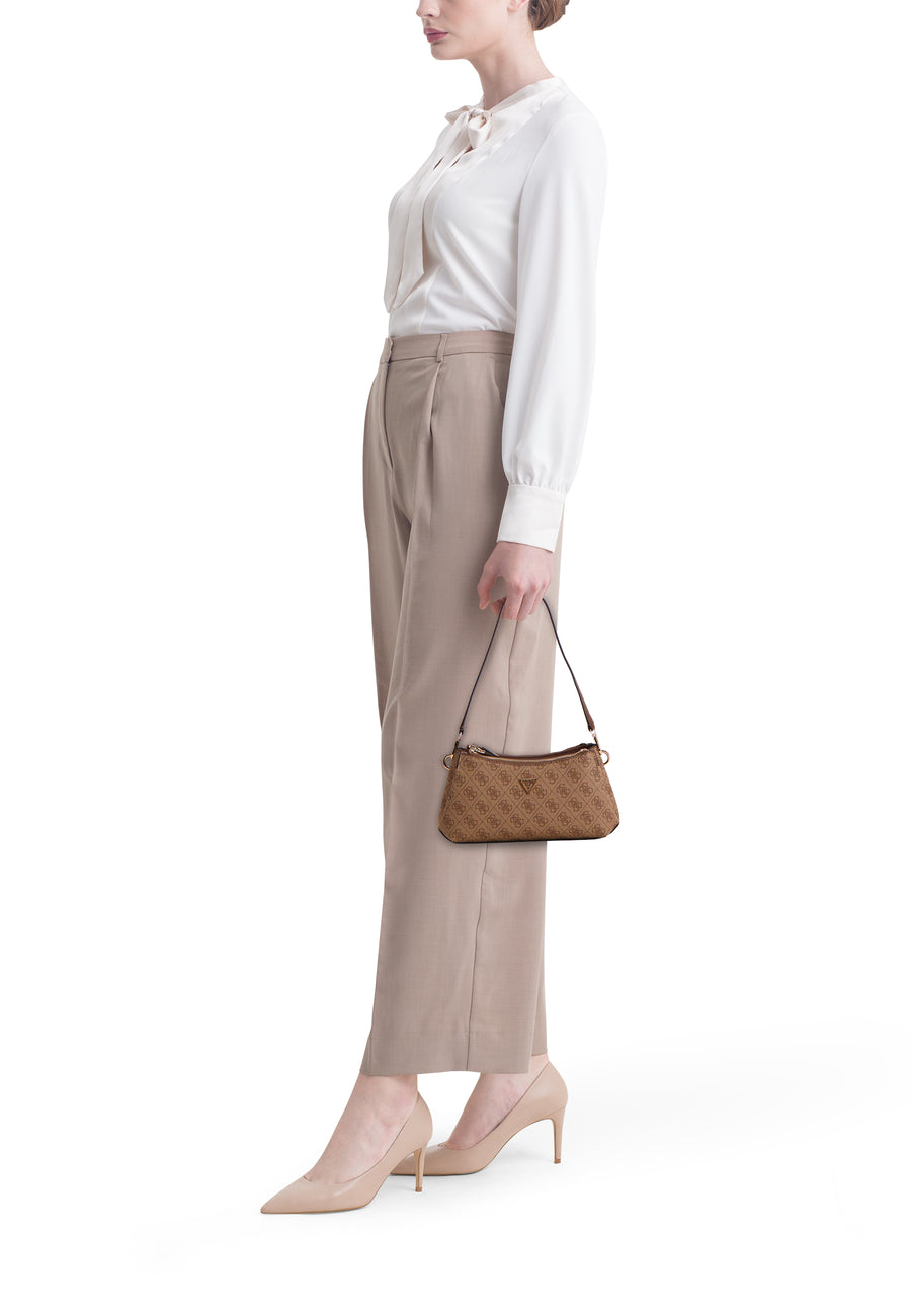 Manteau de épaules Guess marron, avec une impression de logo et porté par un modèle avec une blouse blanche et un pantalon beige.