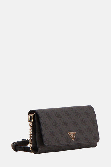 Zwarte schoudertas van Guess, met een patroon en goudkleurige ketting.
