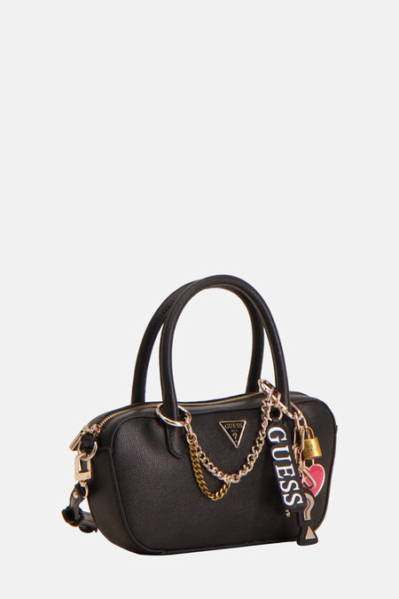 Zwarte handtas van Guess, met gouden kettingen, slotje en merkbedel.
