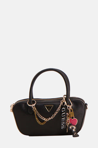 Zwarte handtas van Guess met zilverkleurige ketting en bedel met hart en vraagteken.
