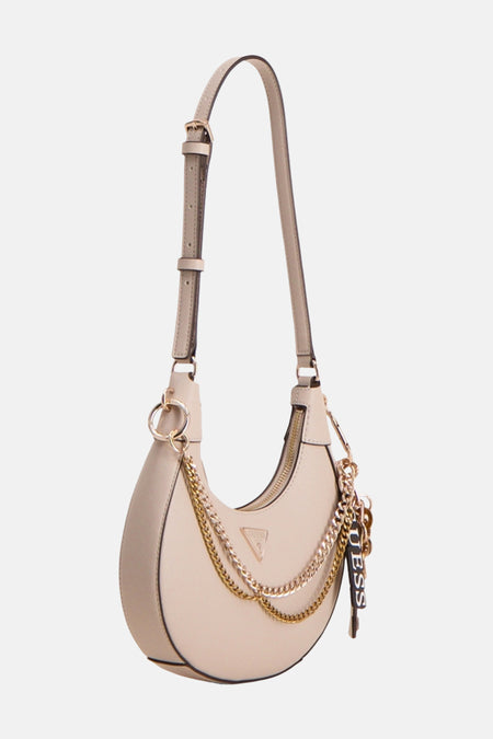 Sac à bandoulière beige de Guess, avec chaînes dorées et bandoulière réglable, suspendu devant un fond blanc.