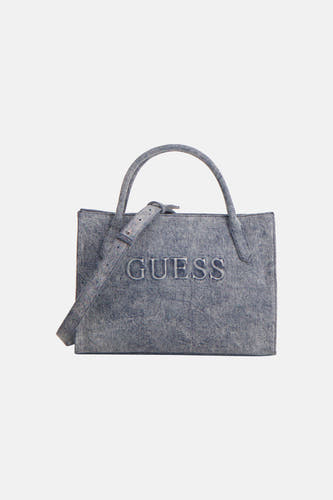 Blauwe handtas van Guess, met twee handvatten en een schouderriem, en het woord "GUESS" in reliëf.
