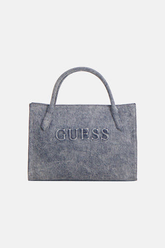 Blauwe handtas van Guess, met een denim-achtige textuur en het logo in reliëf op de voorkant.
