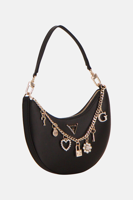 Zwarte schoudertas van Guess met goudkleurige ketting, diverse bedeltjes en Guess logo.