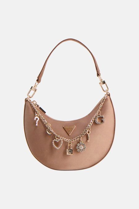 Beige schoudertas van Guess met gouden ketting en diverse glimmende bedels.