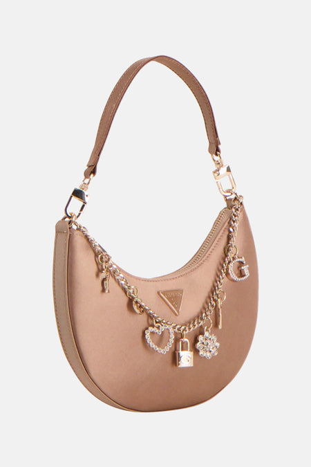 Beige schoudertas van Guess® met een goudkleurige ketting vol glinsterende bedels en een driehoekig logo.