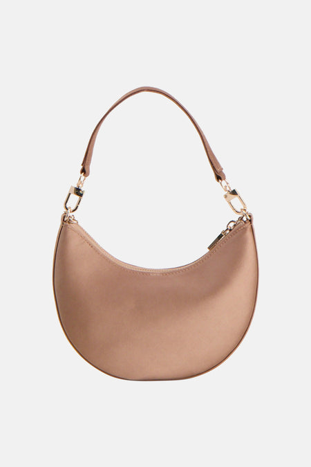 Beige schoudertas van Guess® met halvemaanvormig design, gouden hardware en een dunne schouderband.