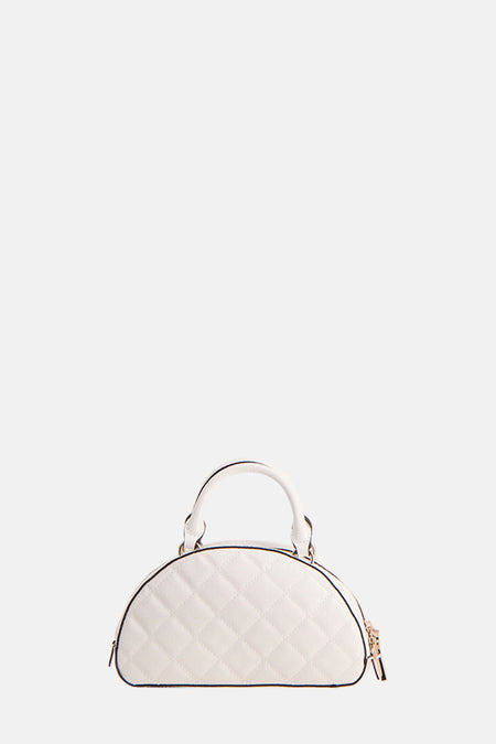 Witte schoudertas van Guess, met een gewatteerd ruitpatroon en een afgeronde vorm.
