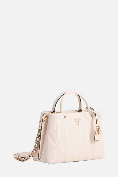Witte handtas van Guess, met doorgestikt ruitpatroon, gouden ketting en bedeltje.
