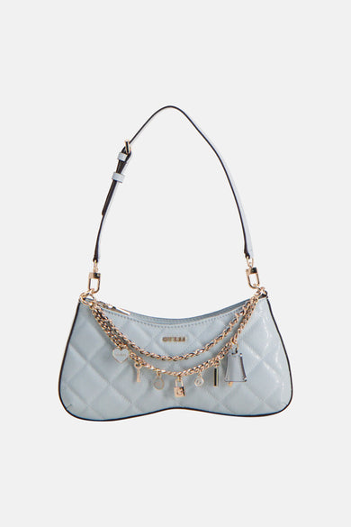 Blauwe schoudertas van Guess met gouden ketting en bedels.
